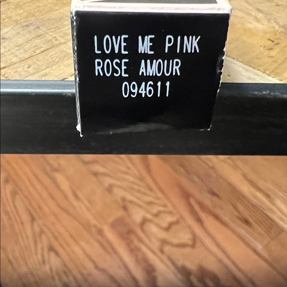 Mary Kay Gel Semi-Shine Lipstick - Elegant Love Me Pink Rose Amour - Picture 2 of 2
